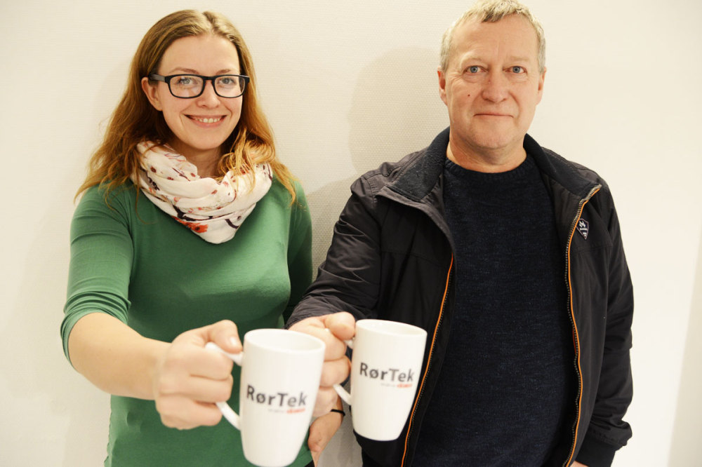 Butikkleder Nina Rolstad og daglig leder Bill Henrik Simonsen er fornøyd med den nye logoen som RørTek har profilert om til fra 1. januar 2015.